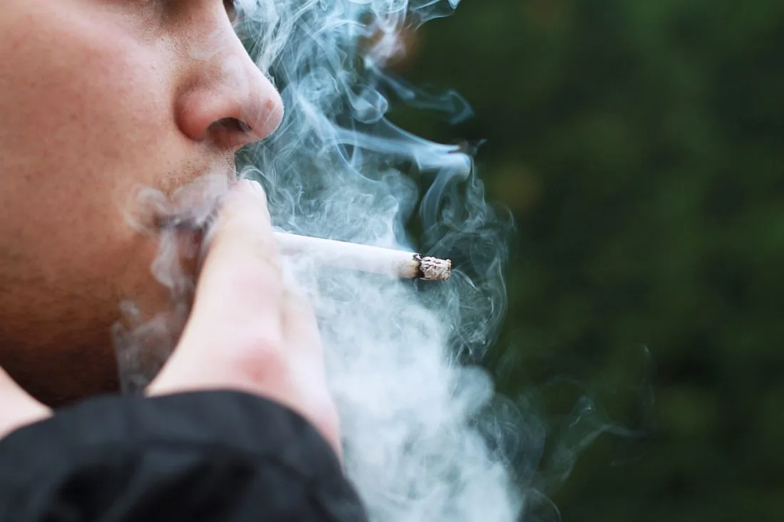 Franța prezintă un nou plan antifumat: Țigări mai scumpe, fumatul interzis în parcuri și pe plaje