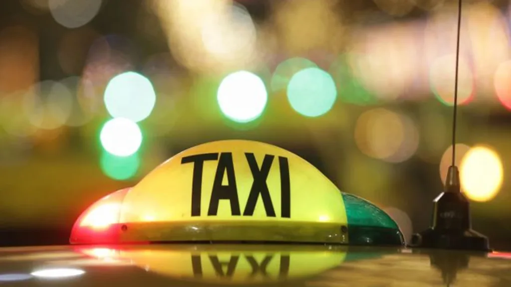 Taximetrist Bătut și Jefuit, Lăsat Inconștient în Propria Mașină