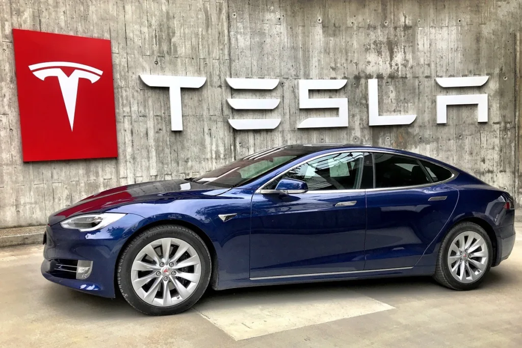 Tesla Înregistrează Scăderi de Vânzări pentru a Șasea Lună Consecutivă