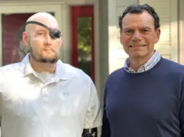 După ce un accident de muncă a dus la pierderea ochiului stâng și a unei părți a feței, Aaron a ajuns primul pacient care a primit un transplant de ochi