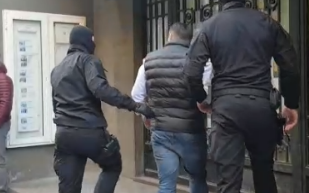 Unul dintre bărbaţi a fost prins la începutul săptămânii, în timpul unei urmăriri în care poliţiştii au tras focuri de armă