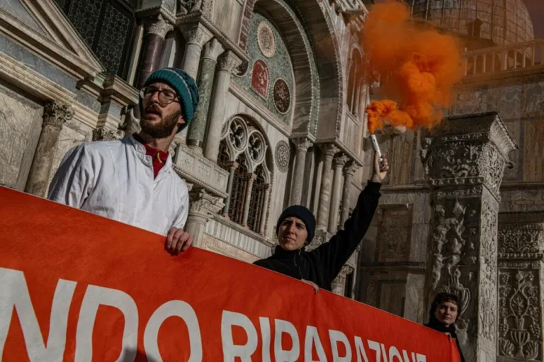 Activişti pentru climă au stropit cu noroi o faţadă a bazilicii San Marco din Veneţia