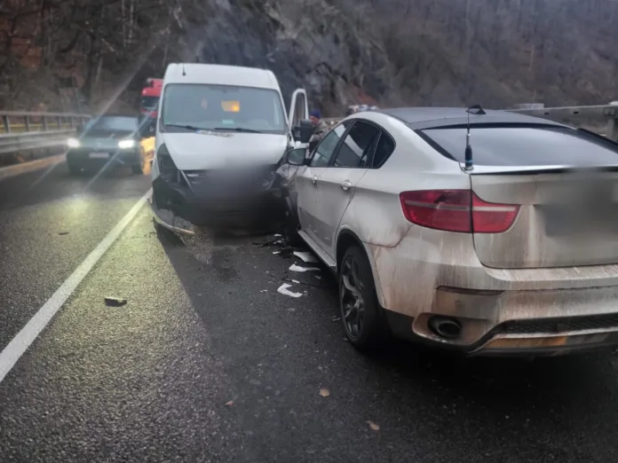 Coliziune între două autoturisme și o autoutilitară pe Valea Oltului (FOTO: Gazeta Vâlceană)