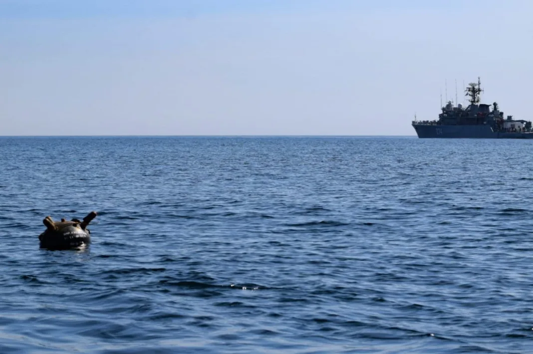 Doi marinari, răniți după ce o navă a lovit o mină în Marea Neagră