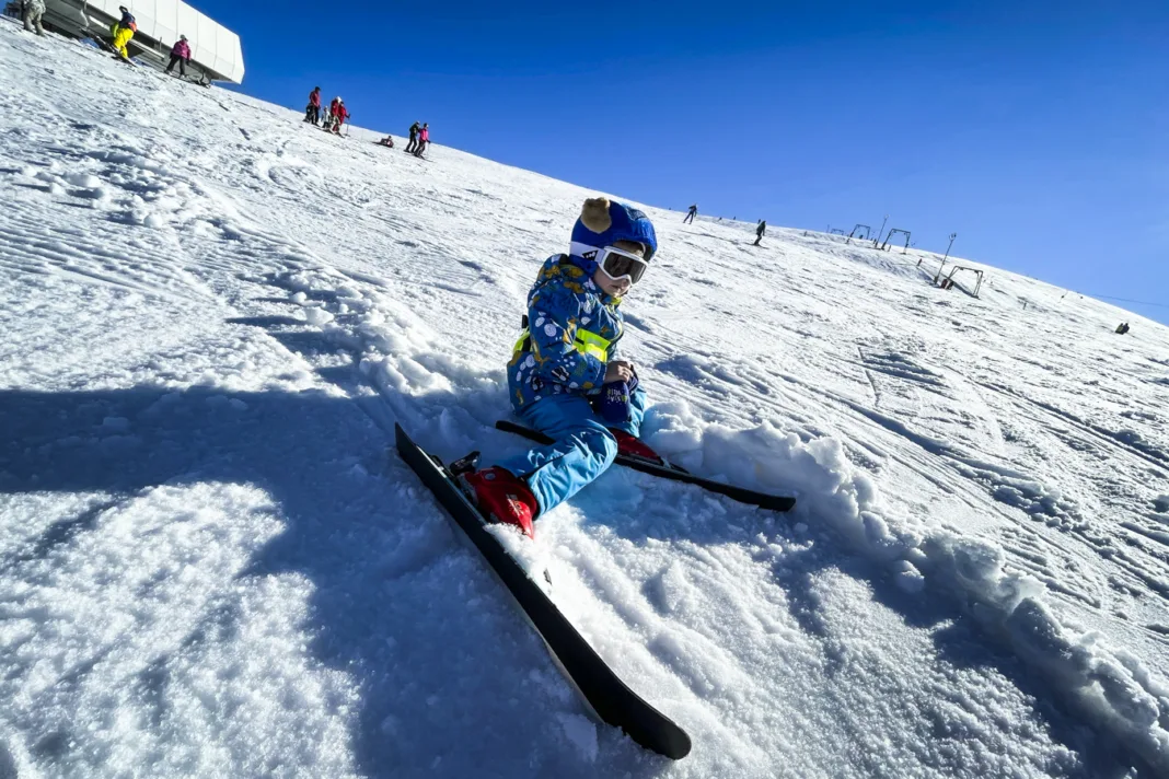 Hainele potrivite sunt foarte importante atunci când copilul merge la schiat sau la săniuș