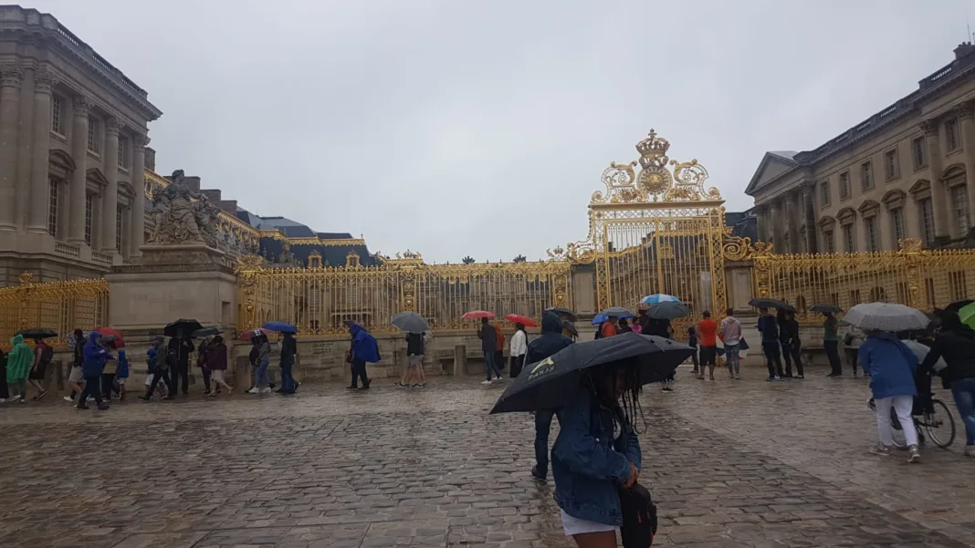 Vizitatorii de la Castelul Versailles, evacuaţi după o amenințare cu bombă