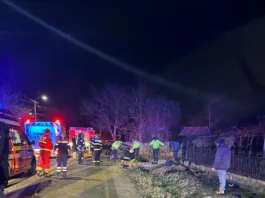 Un autoturism s-a răsturnat în Ilovăț părăsind partea carosabilă, două victime au rămas blocate