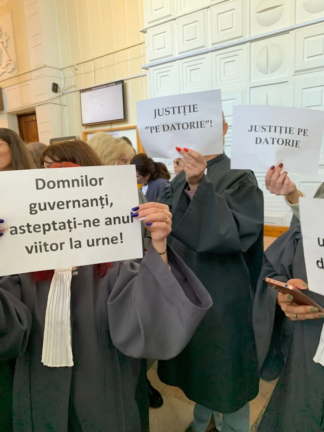 Grefierii anunţă proteste pe termen nelimitat