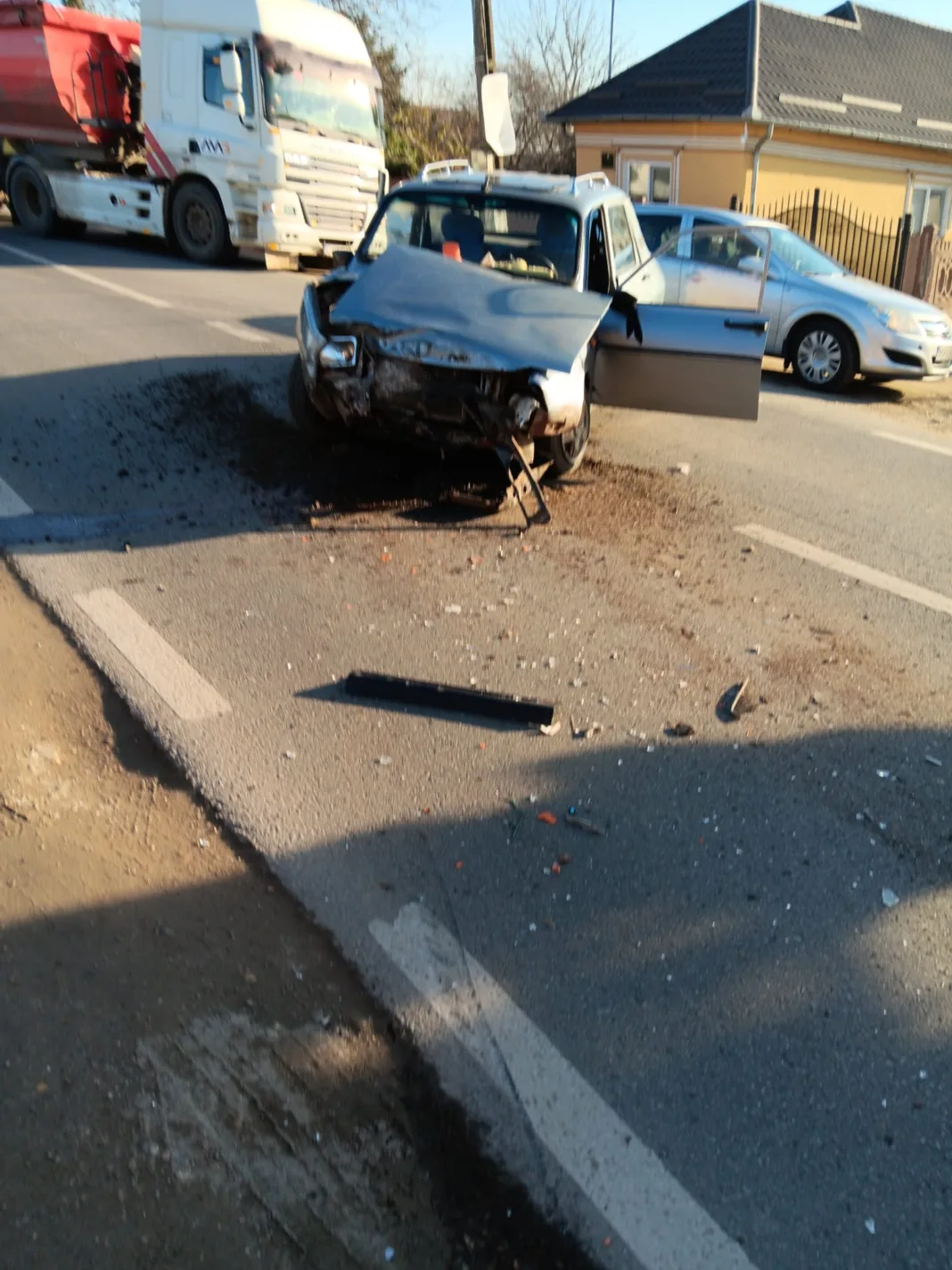 Un șofer fără permis și băut implicat într-o coliziune cu pagube materiale în Poiana Mare