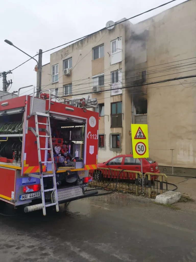 (VIDEO) Dolj: Incendiu într-o garsonieră din Brădeşti