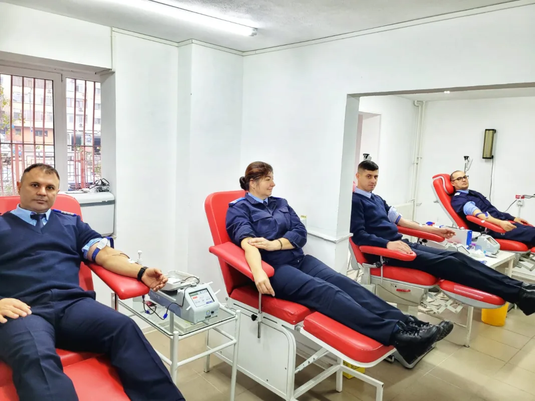 Jandarmii mehedințeni au donat sânge pentru a salva vieți