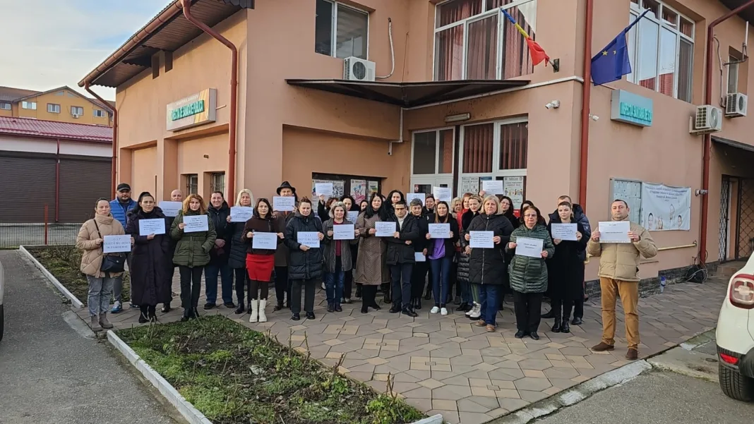 Târgu Jiu: A 28-a zi de proteste la sediul DSP