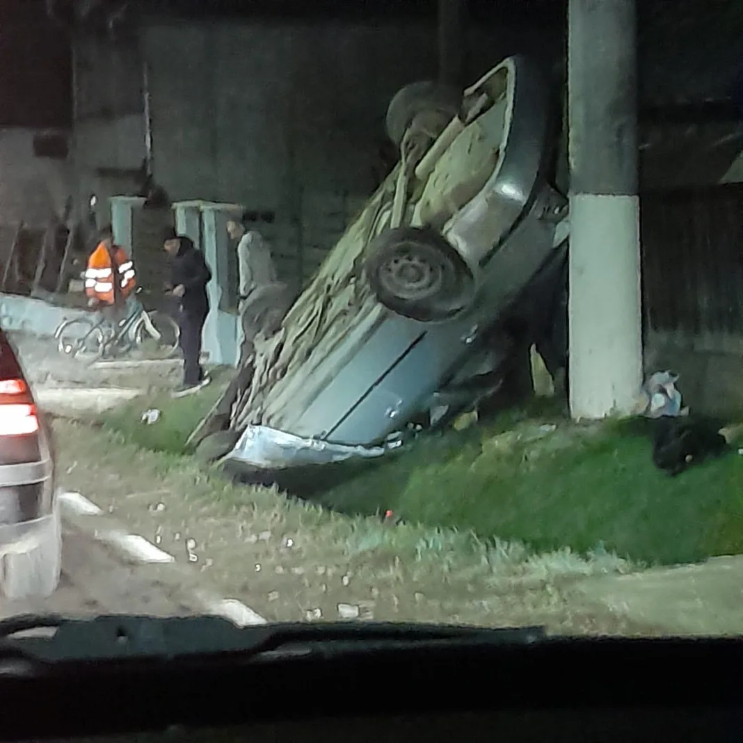 Şofer decapitat după ce a lovit cu mașina un gard și un stâlp