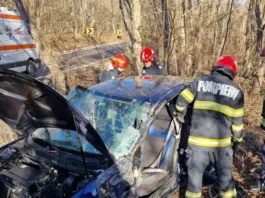 Un mort și trei răniți după ce o mașină a intrat într-un copac