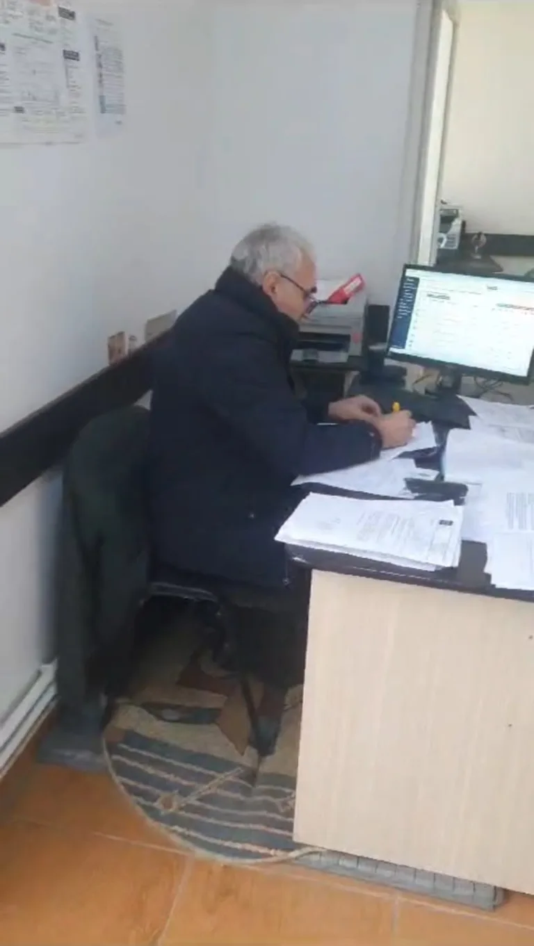 Dumitru Almăjanu își desfășoară activitatea pe holul Primăriei Săcelu