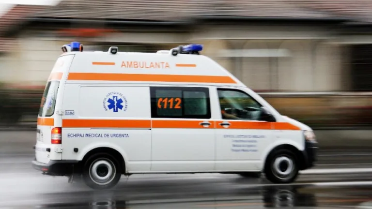 Un copil de cinci ani a scăpat cu viaţă după ce a căzut de la etajul trei