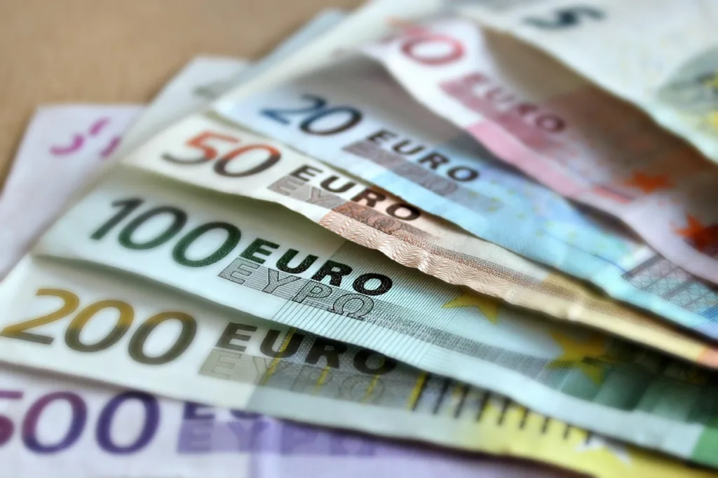 Un poliţist a găsit 10.000 de euro pe stradă și i-a restituit proprietarului