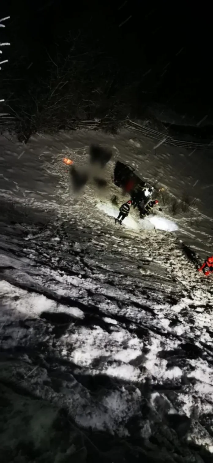 Un bărbat a murit după ce s-a răsturnat cu maşina în afara drumului, la Cârlibaba