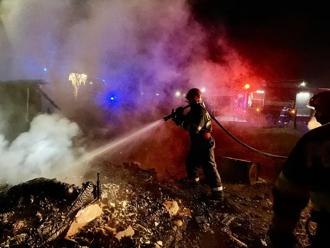 incendiu-casa-noaptea-1 Un bărbat a murit ars de viu după ce a făcut focul în sobă