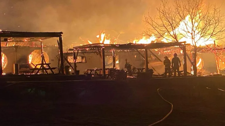 Tragedie fără margini: 6 trupuri găsite carbonizate în urma incendiului de la pensiunea Ferma Dacilor din Prahova