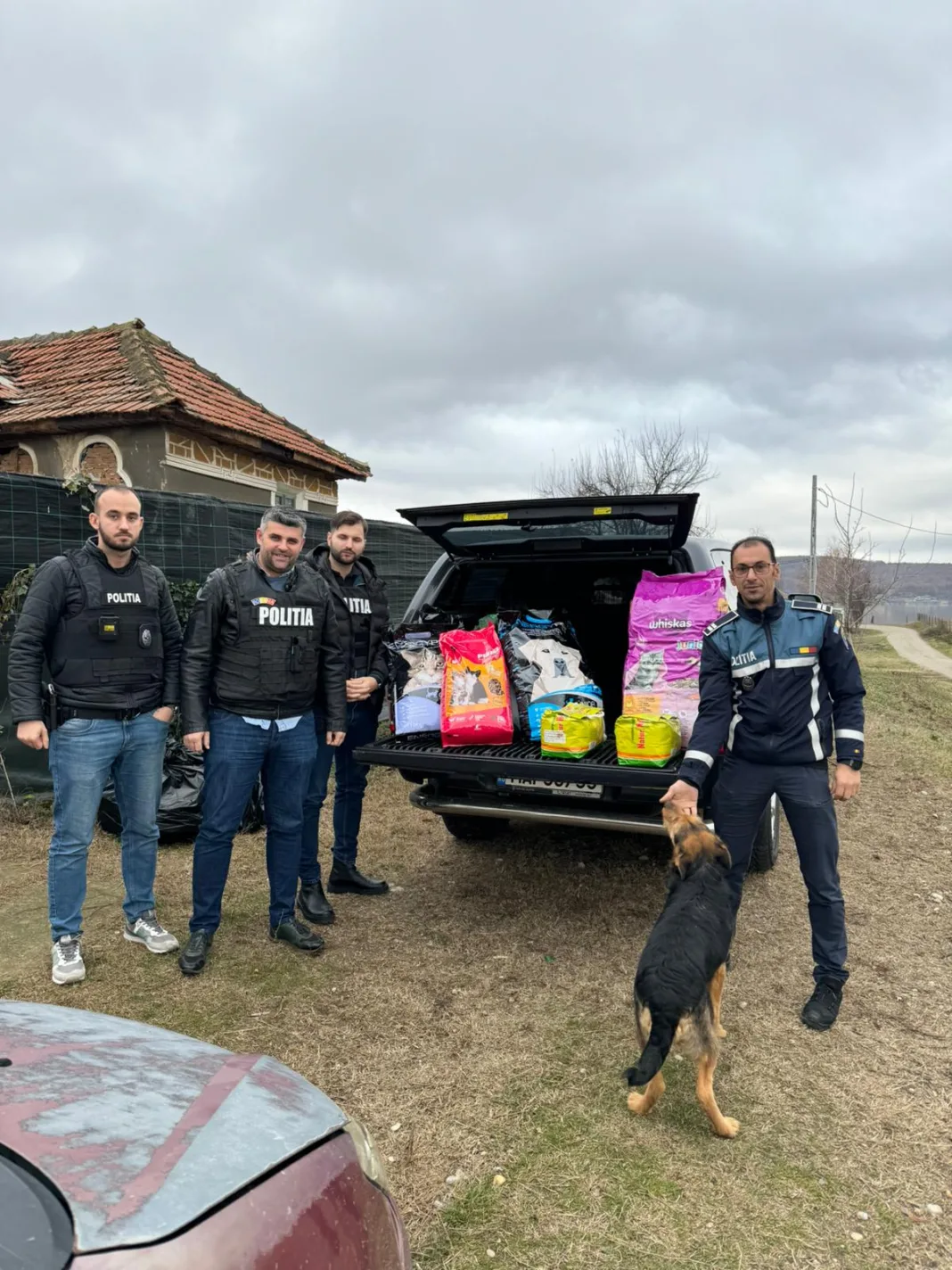 Mehedinți: Poliția Animalelor a dus daruri la adăposturi
