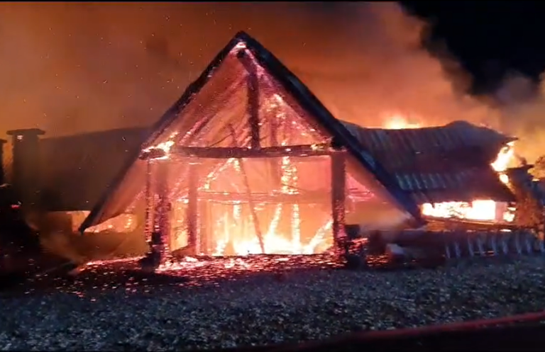 Incendiu uriaș la o pensiune din Tohani
