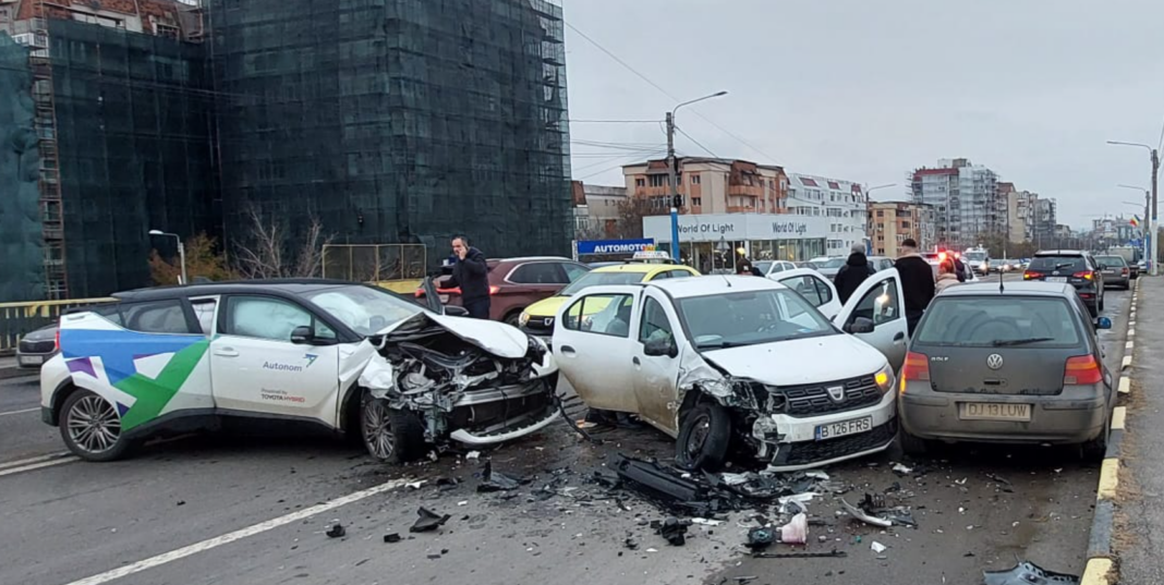 Patru mașini, implicate într-un accident pe Podul Electro