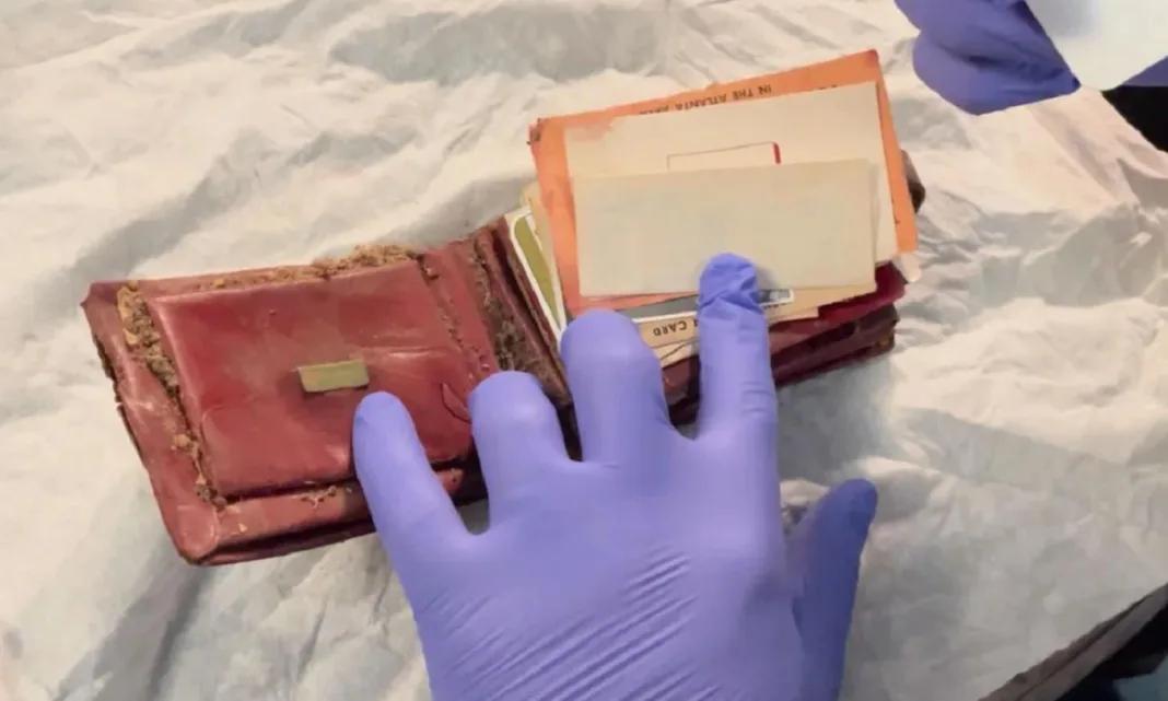 Un portofel pierdut în anii '50 a fost găsit după 7 decenii și returnat familiei. Moștenitoarea a fost surprinsă de descoperirea făcută în interior - CNN