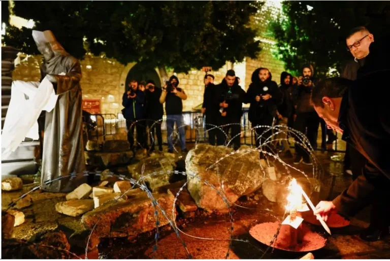 În locul tradiţionalului brad împodobit, în faţa Bazilcii Naşterii s-a instalat o scenă a naşterii simbolice cu moloz şi sârmă ghimpată