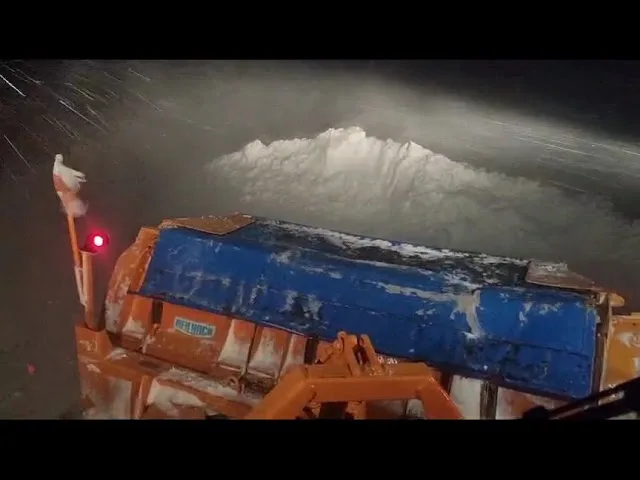 (VIDEO) Transalpina, închisă sâmbătă spre duminică din cauza viscolului