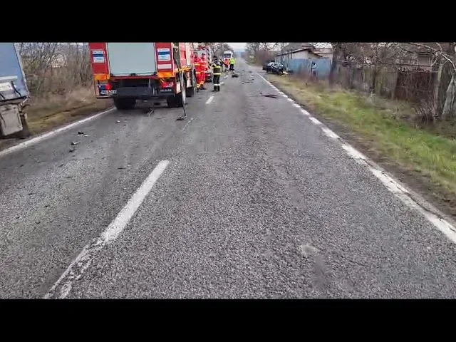 (VIDEO) Gorj: Un șofer a murit după ce a lovit cu mașina un tir