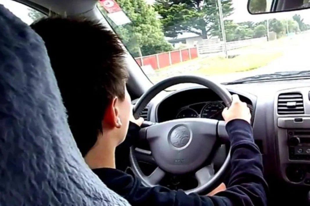 Copil de 13 ani, prins la volanul unui autoturism