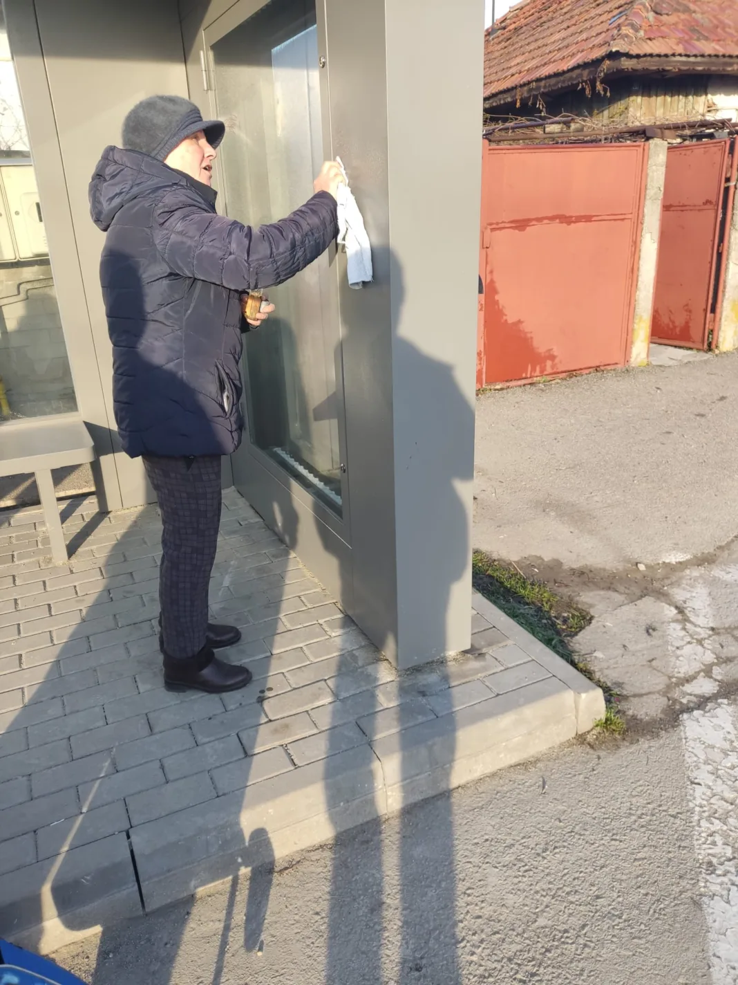Târgu Jiu: Stație de troleibuz, vandalizată de un tânăr