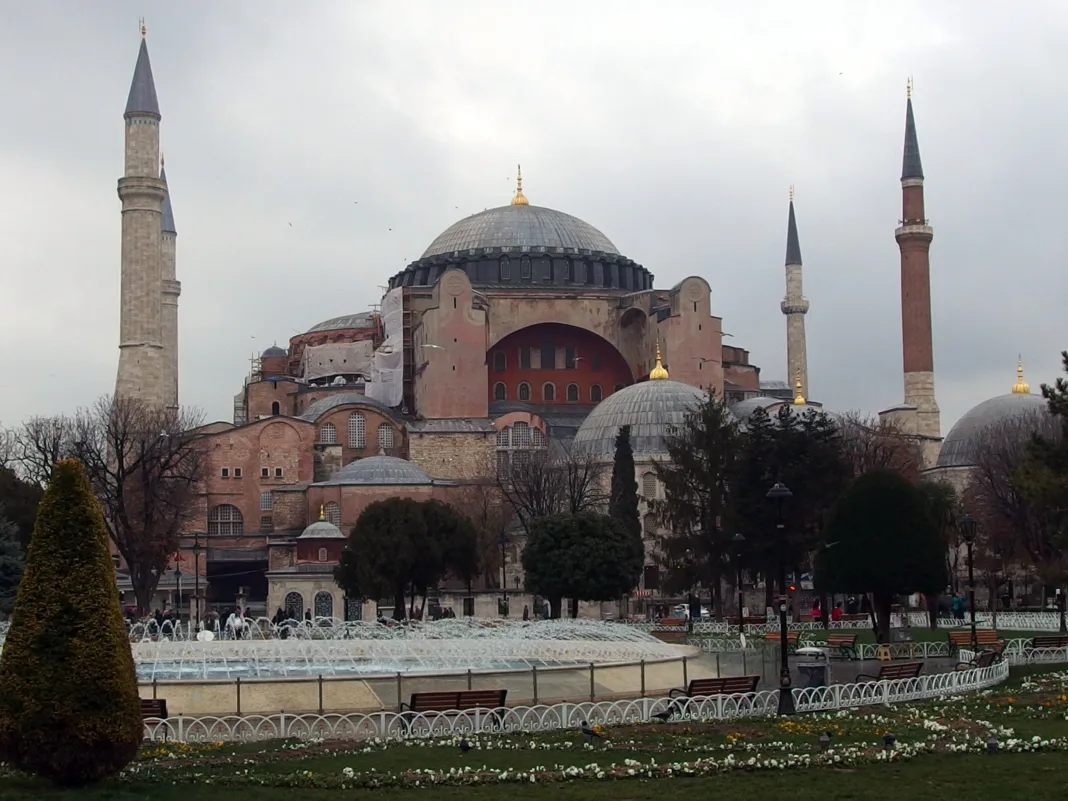 Străinii plătesc 25 de euro intrarea în Sf Sofia din Istanbul