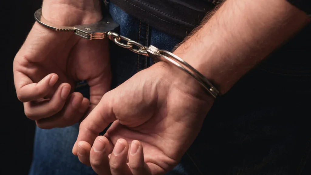 Târgu Jiu: Tânăr reținut după ce și-a agresat concubina