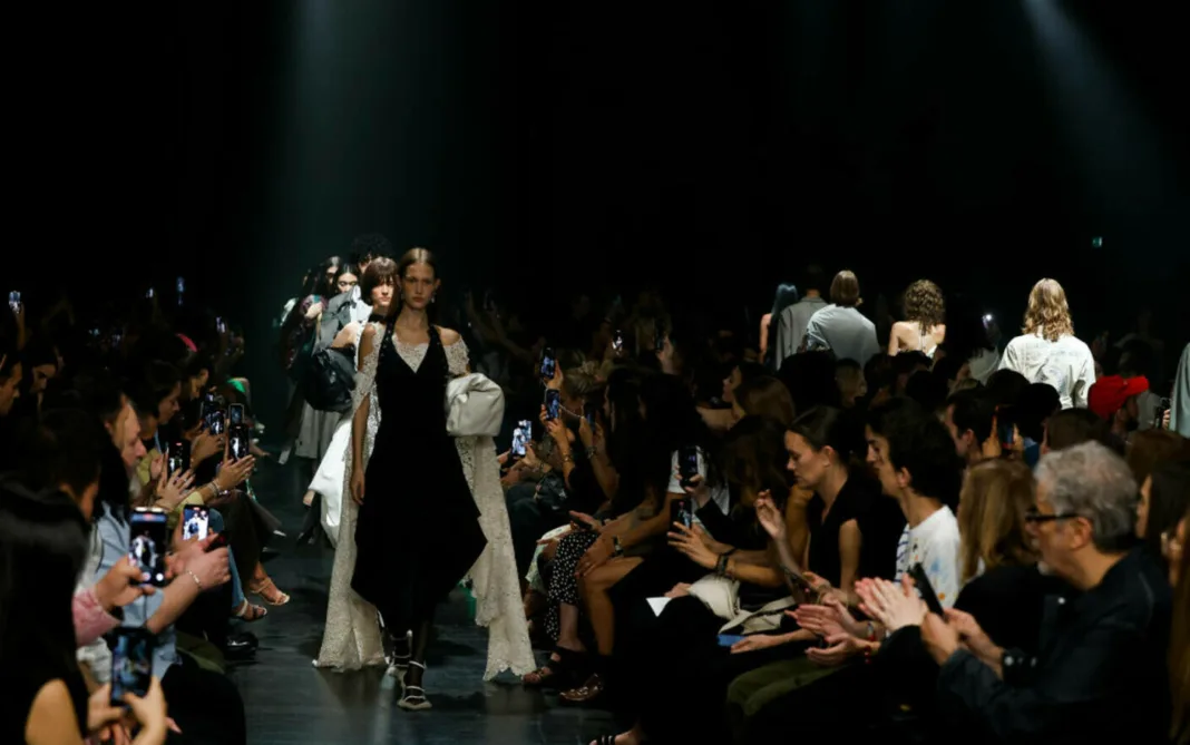 Zeci de piese din colecţia Balmain, furate la Paris. Șase persoane au fost arestate