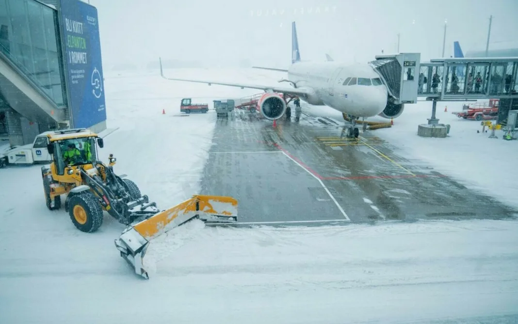 Aeroportul din Oslo, închis din cauza ninsorilor abundente