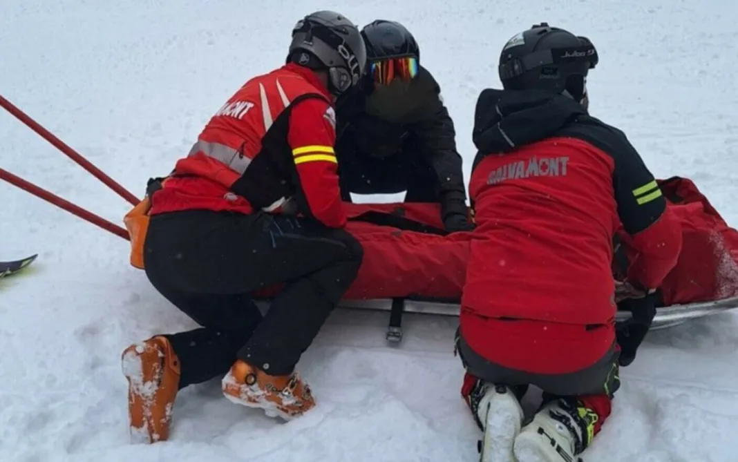 Trei olandezi, surprinşi de avalanşă în Munţii Ţarcu