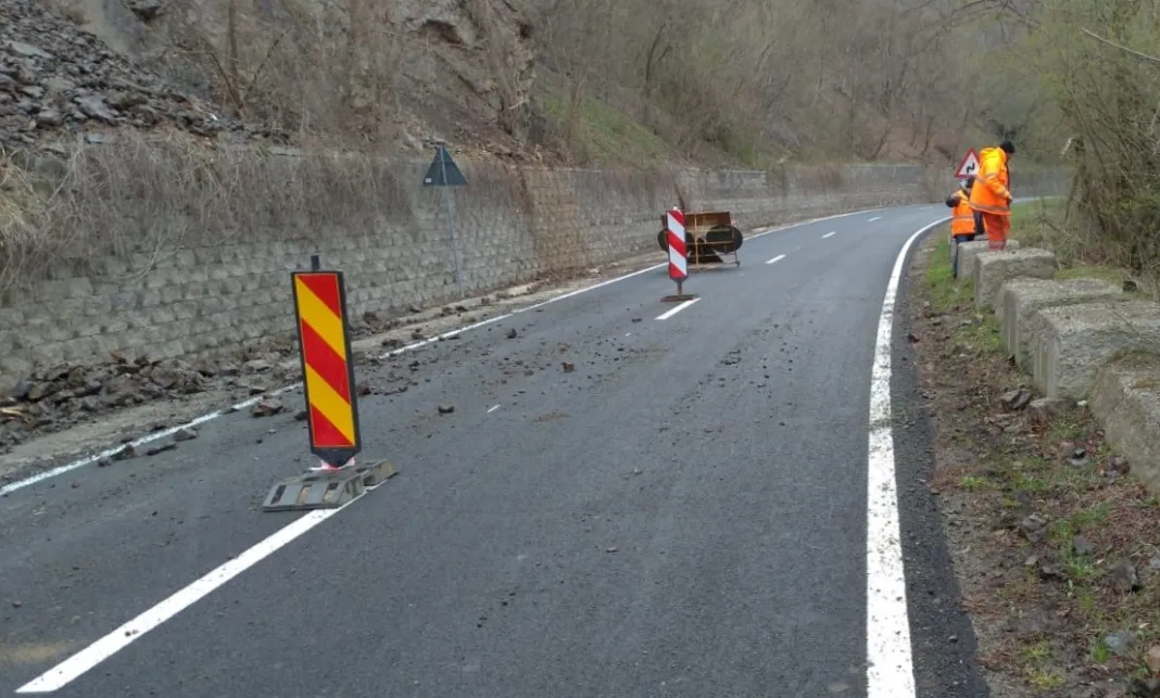 Caraş-Severin: Circulaţie oprită temporar pe DN 57B. Bucăţi de stâncă şi copaci au căzut pe carosabil