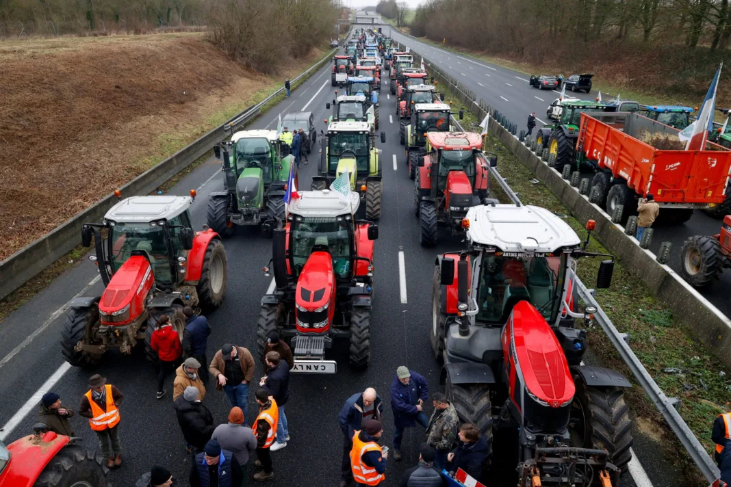 Fermierii francezi au anunțat blocaje ale accesului în capitala franceză pentru luni, 29 ianuarie, începând cu ora 14:00