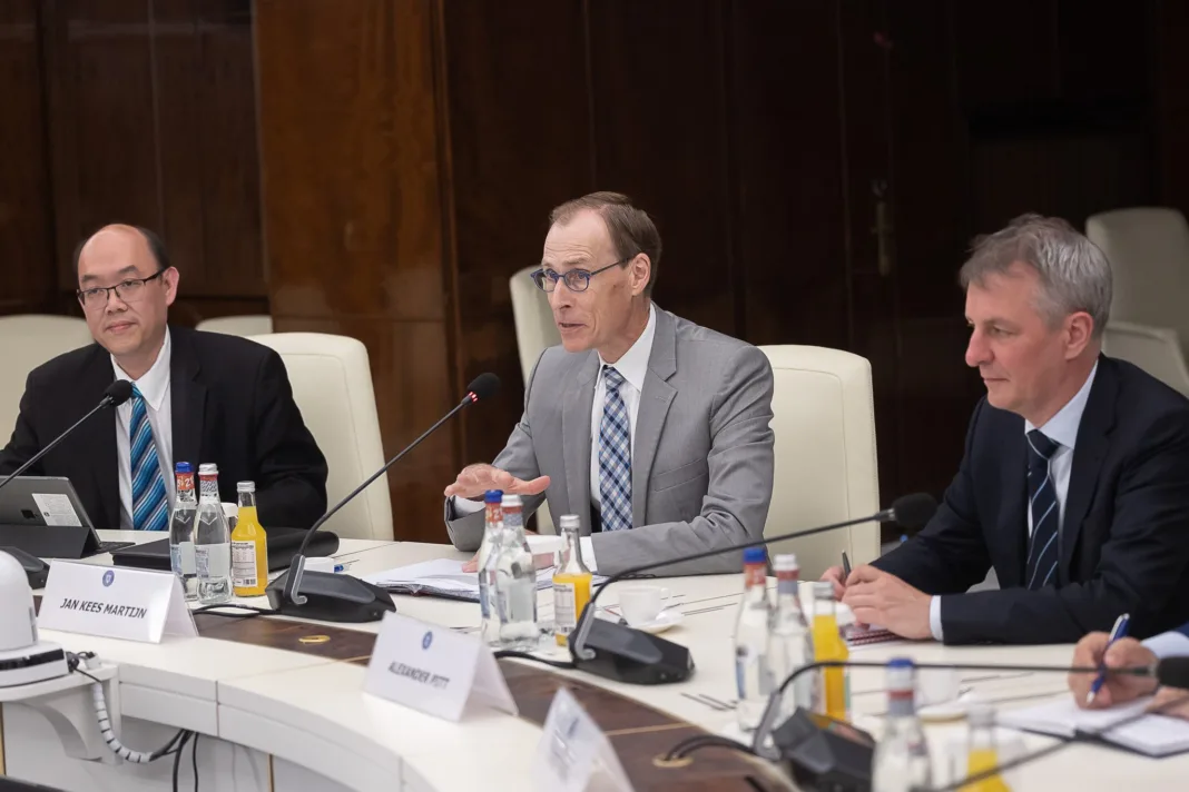 Jan Kees Martij, șeful misiunii FMI pentru România (mijloc)