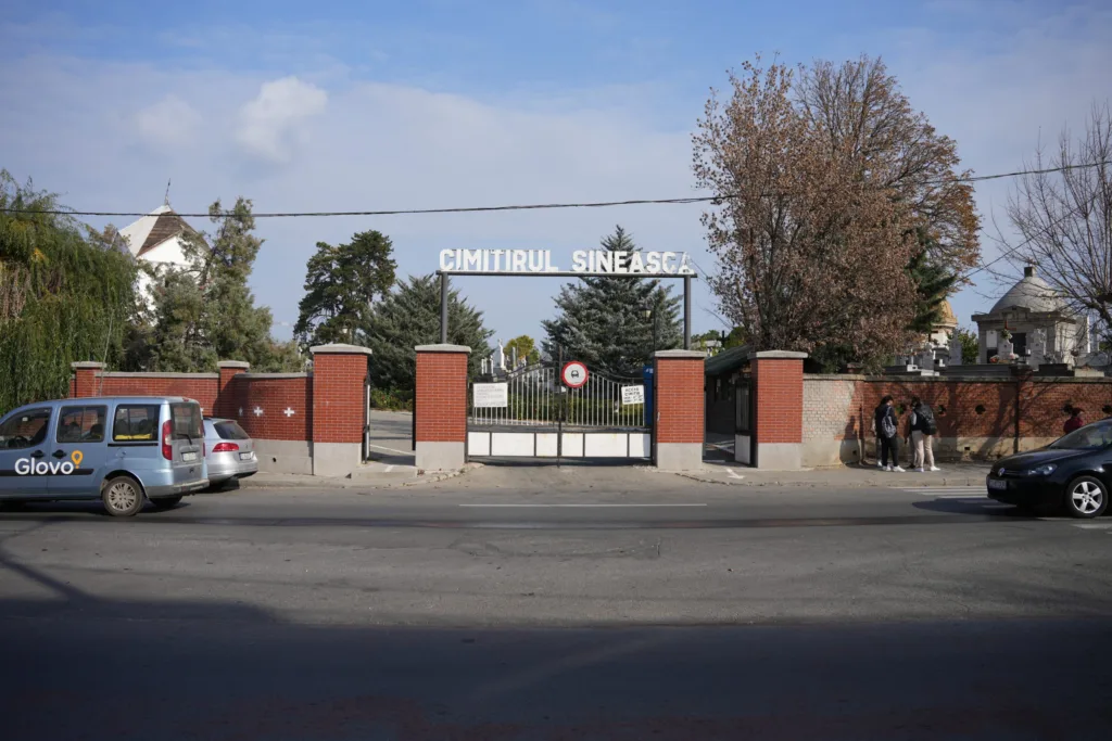 Craiovenii se plâng că o parte a Cimitirului Sineasca rămâne noaptea în beznă. În întunericul nopţii, hoţii îşi fac de cap