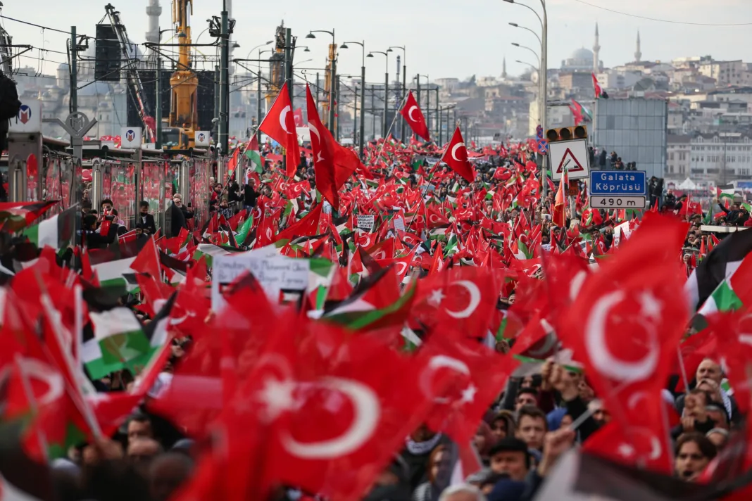 Turcia: Zeci de mii de oameni au ieșit în stradă împotriva Israelului și a terorismului kurd