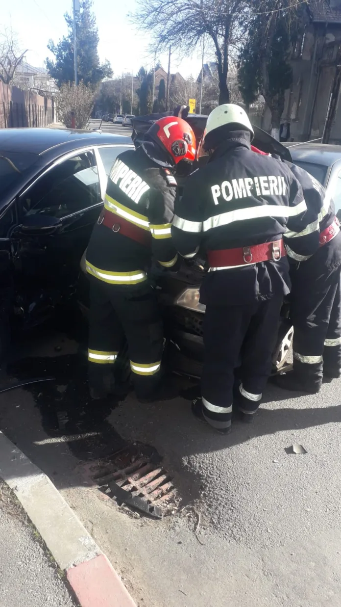 Pompierii militari vâlceni au intrevenit cu o autospecială de stingere cu modul de descarcerare și o ambulanță SMURD