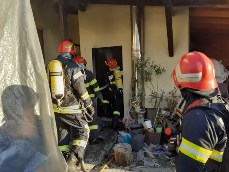 (VIDEO) Incendiu la o locuință din municipiul Râmnicu Vâlcea