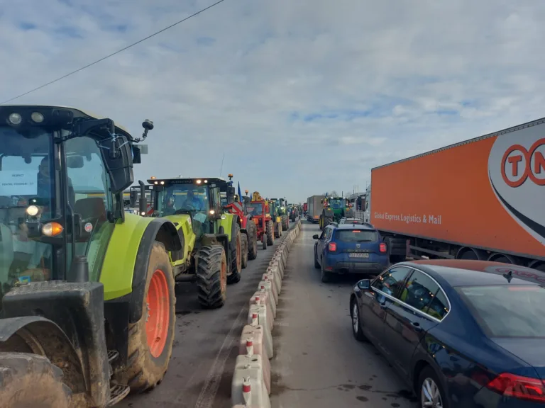 (VIDEO) Protest al fermierilor doljeni. Coloane de tractoare merg în coloană la ieșirea spre București