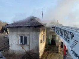 Incendiu puternic la o casă din Cârlogani