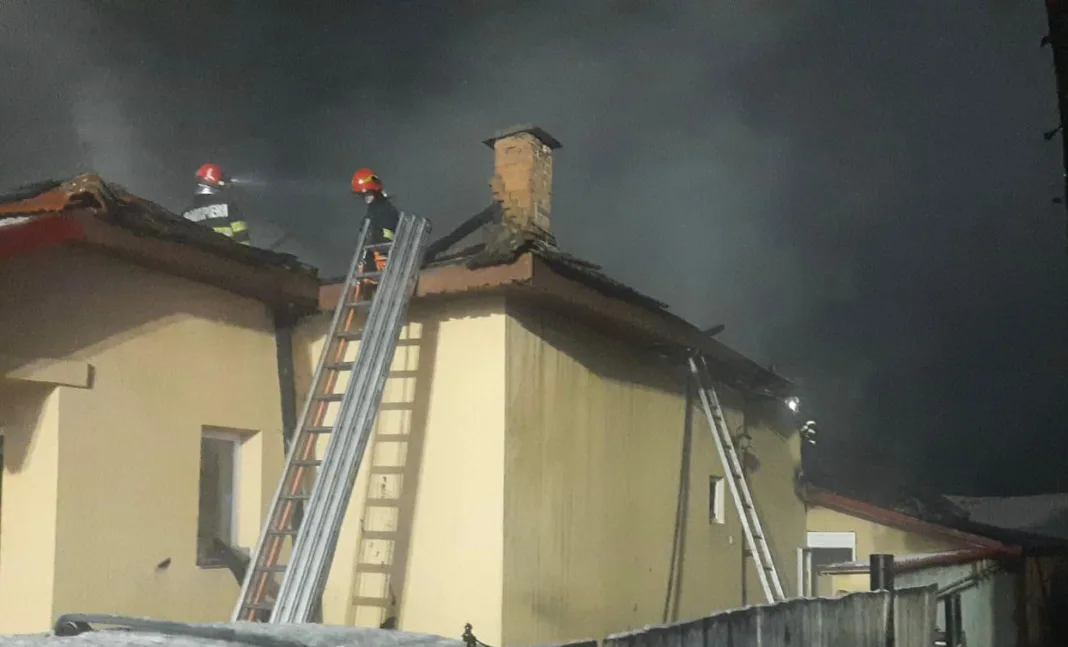 Incendiu azi-noapte la o casă din Târgu Jiu