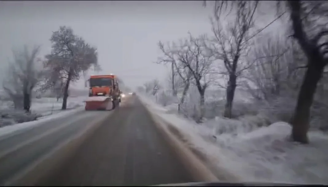 Se intervine cu utilaje de deszăpezire pe drumurile naționale din Gorj