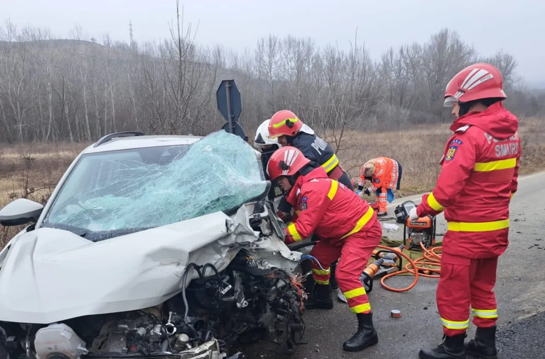 O şoferiţă, de 43 de ani, a murit pe loc, iar conducătorul celuilalt autoturism implicat în accident a fost transportat la spital